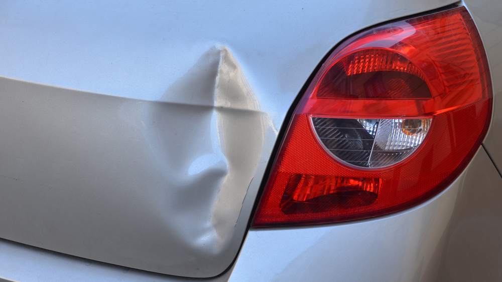 壁にぶつけてトランクがベッコリ！修理で直る？