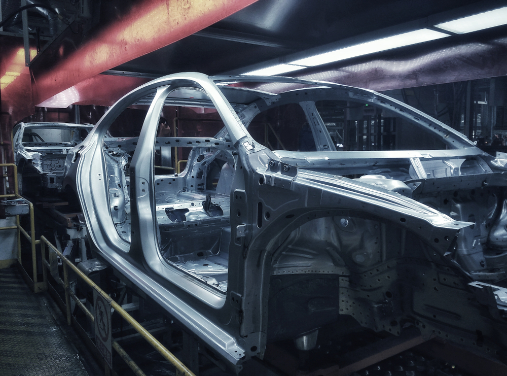 歪んだフレームは修理！車が安全に走れなくなります