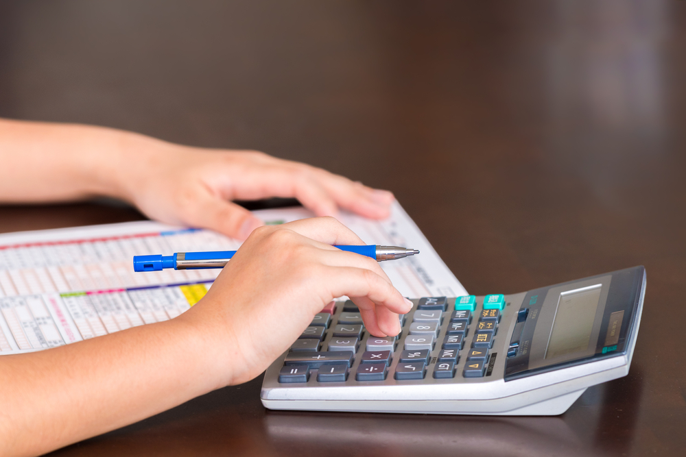 確定申告で車検費用は経費にできる？仕訳はどうする？