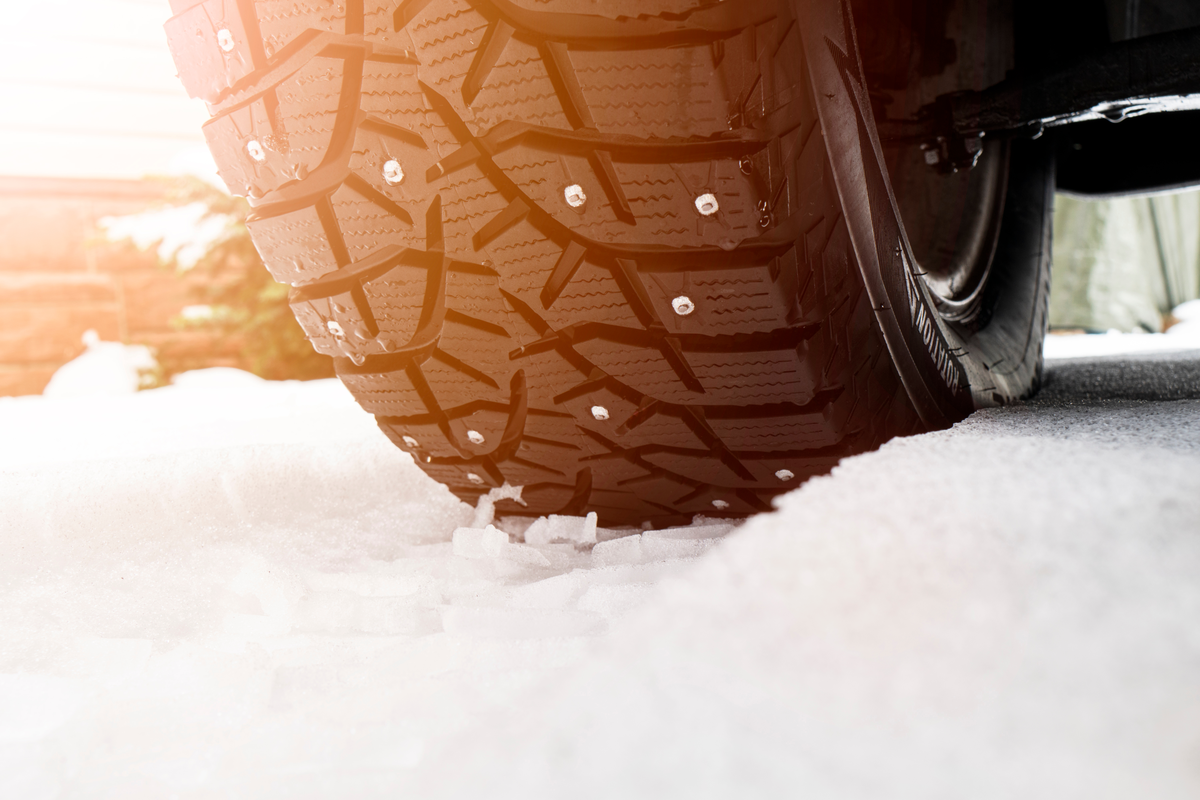 スパイクタイヤって何？　特徴とスタッドレスタイヤとの違いを解説