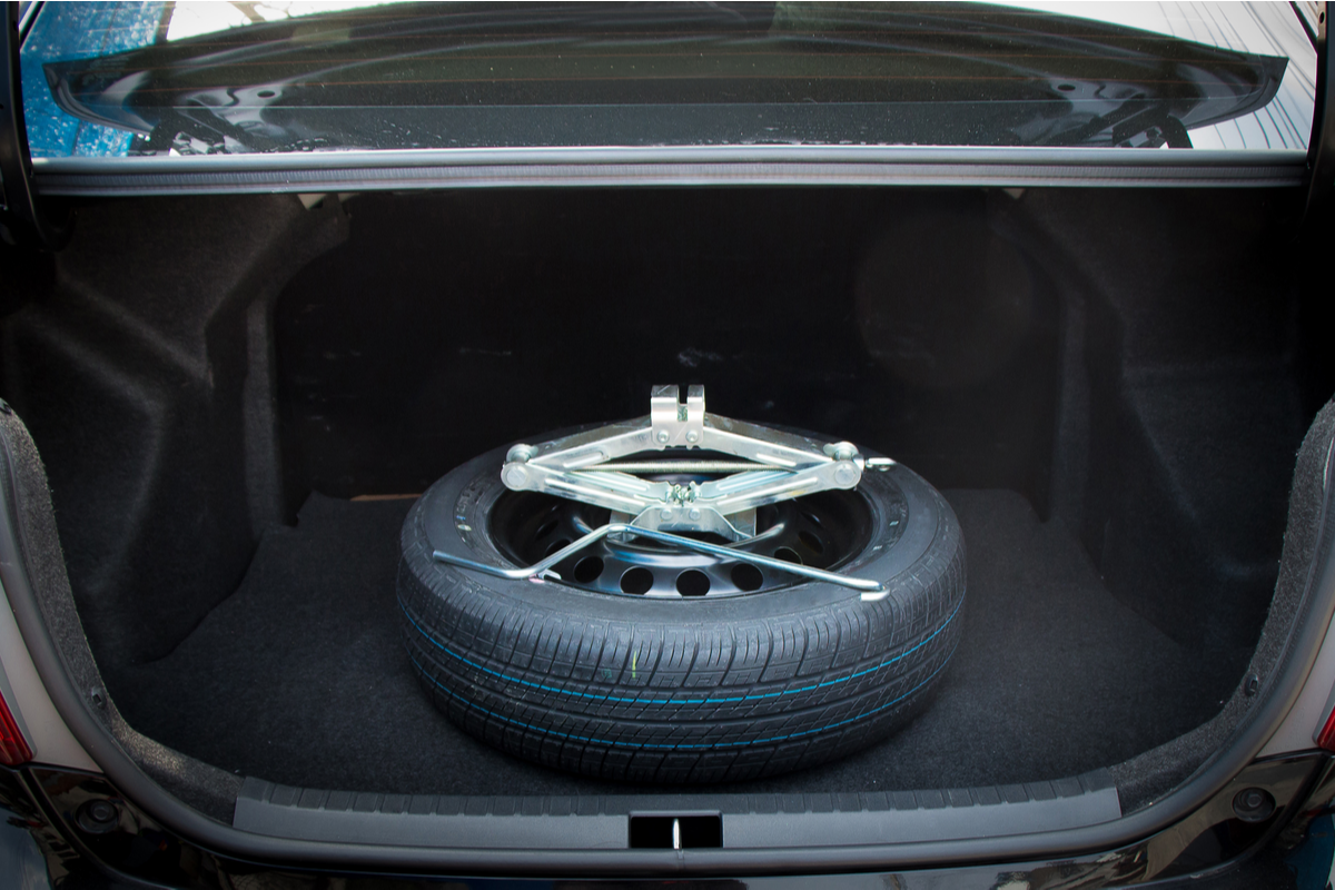 スペアタイヤはどんなときに使う？　取付方法とは？