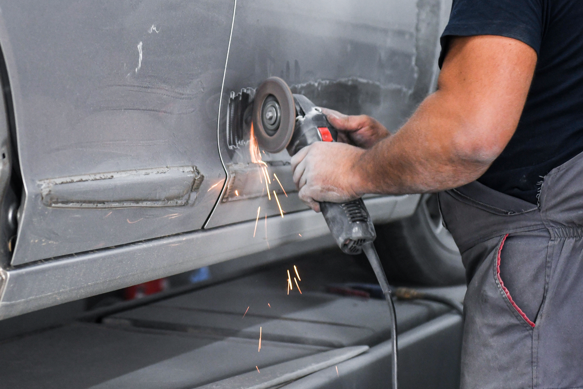 元板金屋が語る、車に傷がついたときの直し方
