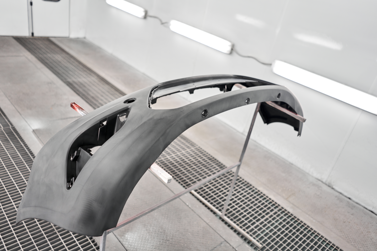 フロントバンパーにできた傷はどこで修理できる？