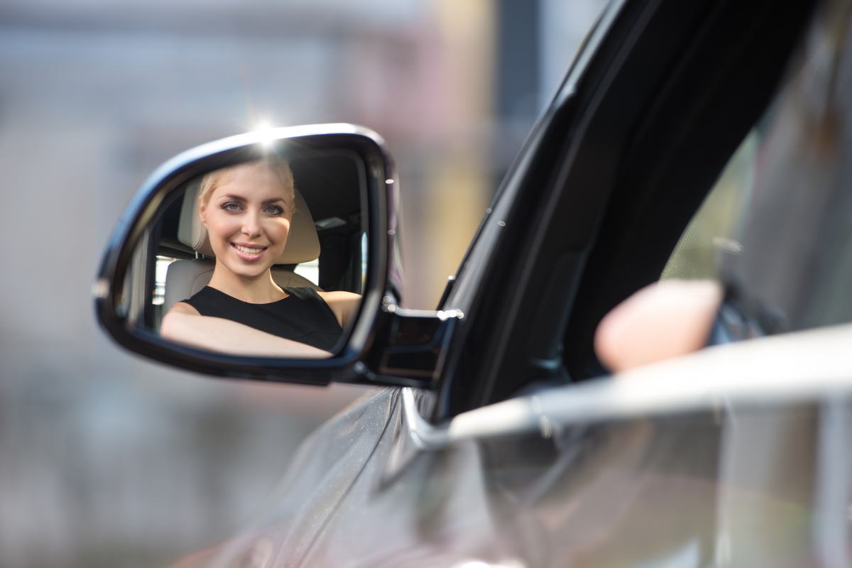 意外と目立つ！サイドミラーの傷の修理方法とは？