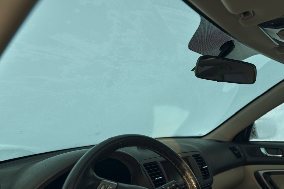 フロントガラスの擦り傷の消し方とは？