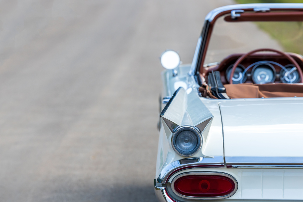 クラシックカーに乗るときは、専用の自動車保険の加入を検討しよう