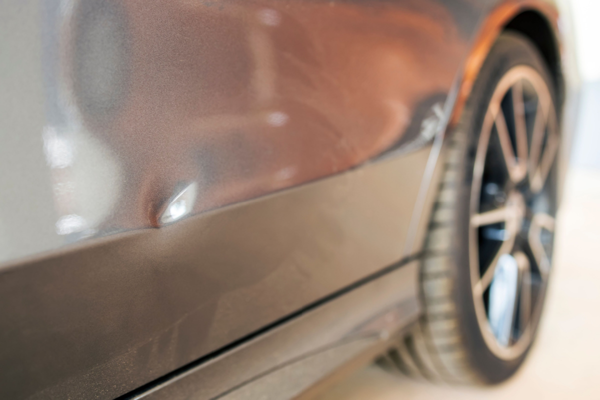 車のボディについたえくぼ傷の修理方法を解説