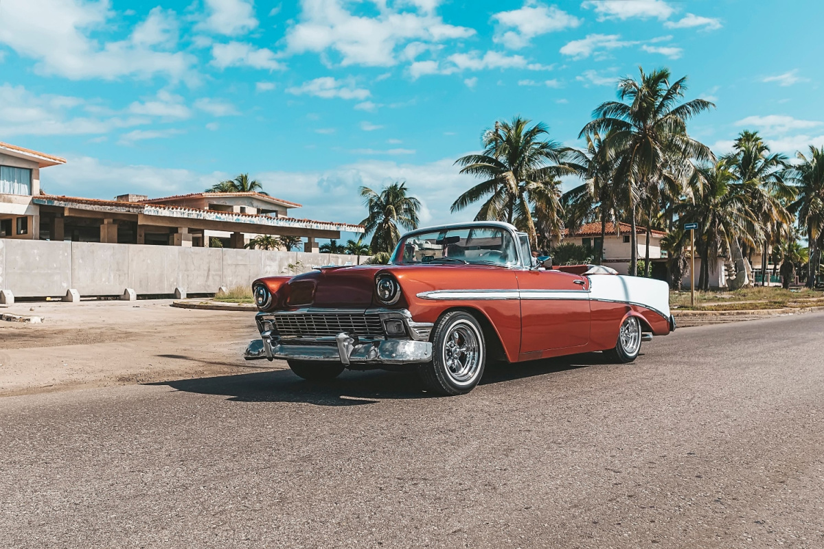 ホワイトウォールタイヤの特徴とお手入れ方法を解説