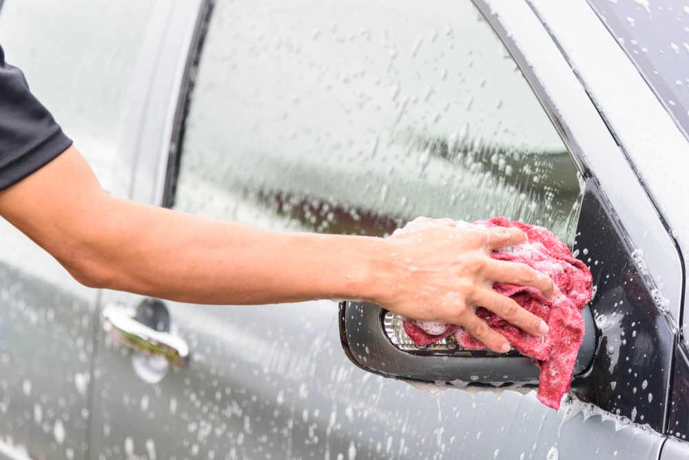 ドアミラーに擦り傷が！自分で直せる？