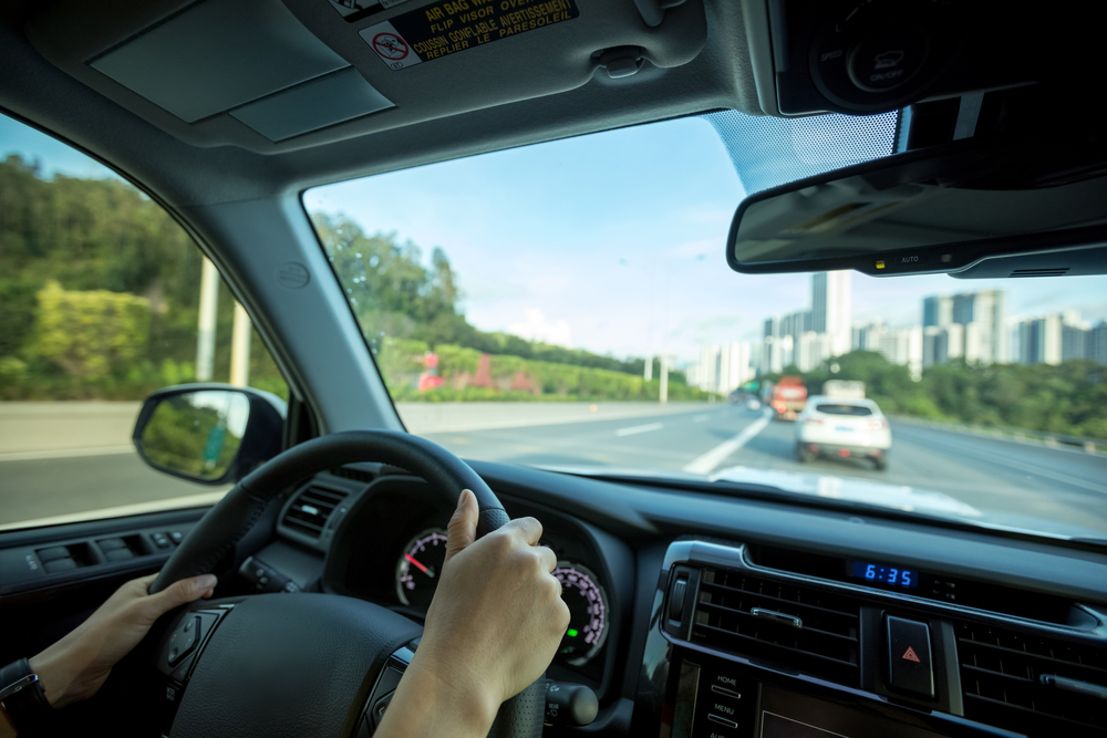 カーリースの契約中に引っ越したら、どんな手続きが必要？