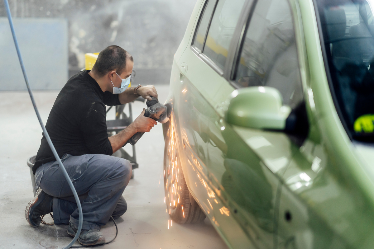 車についた傷はどのように修理する？