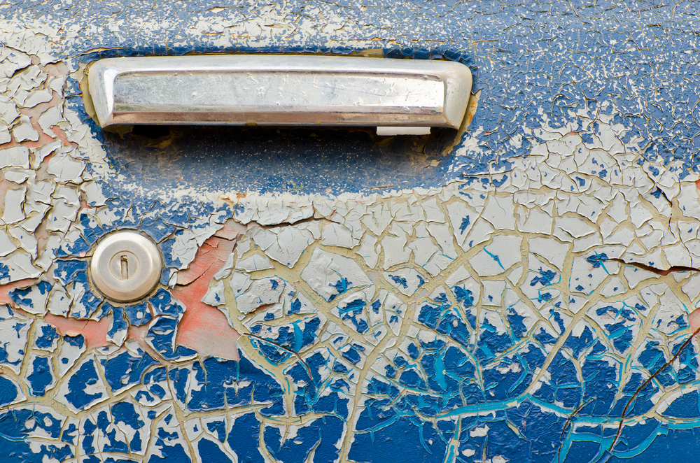 車の塗装は、どうしてひび割れる？