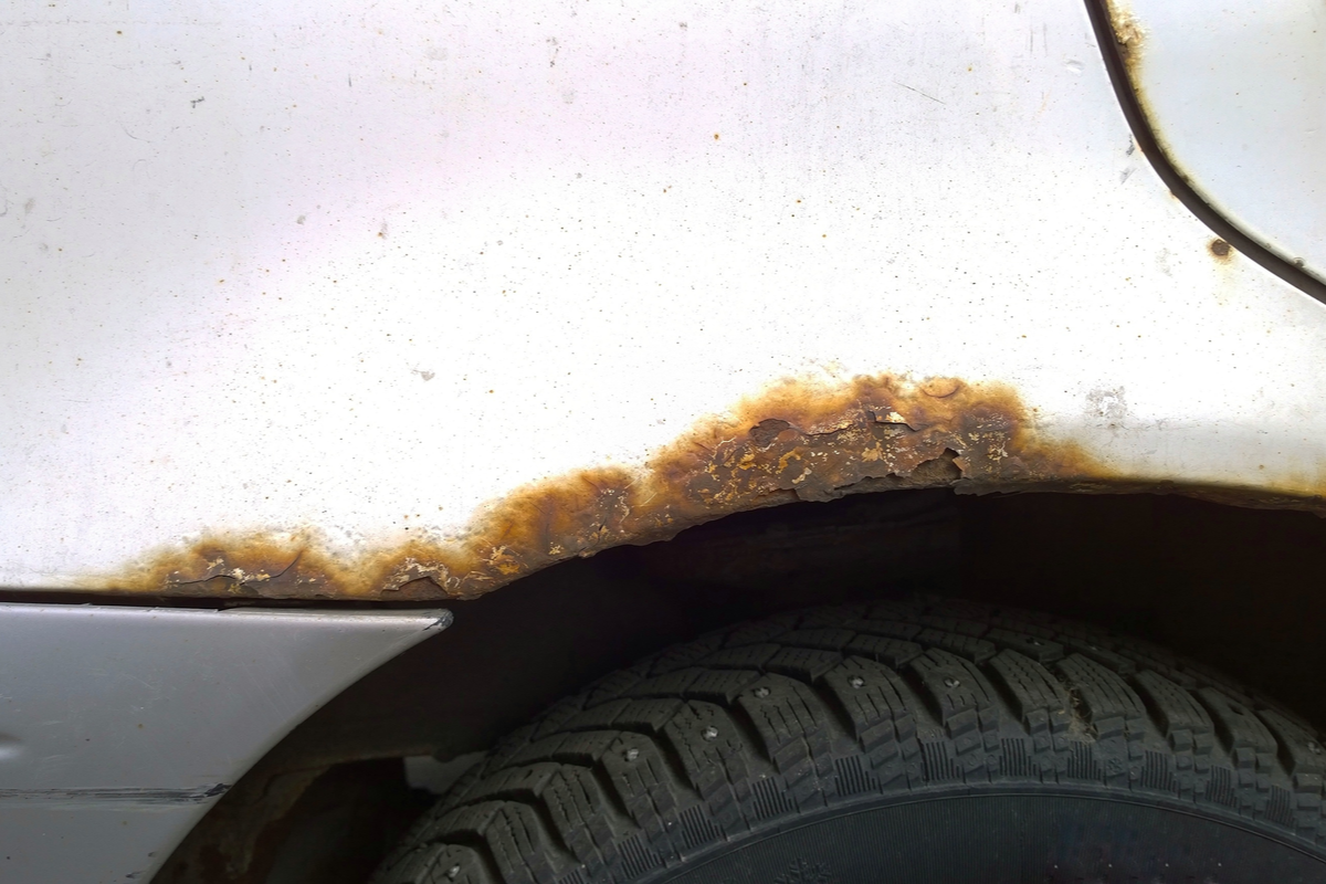 車のひっかき傷は放置しても大丈夫？