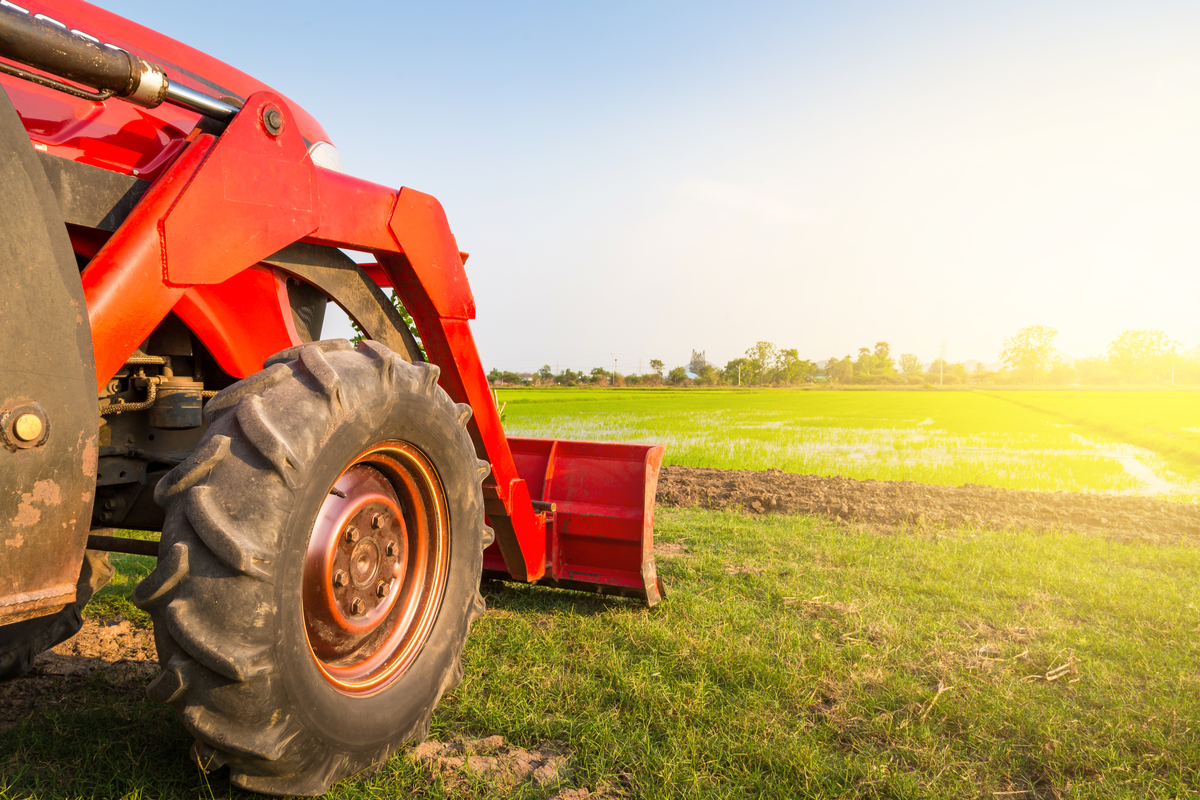 トラクターのタイヤを交換するタイミングを解説