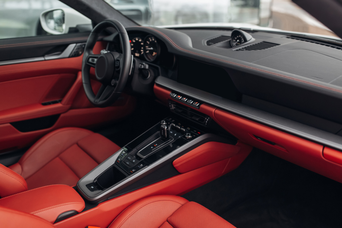 車の内装は傷がつきやすい