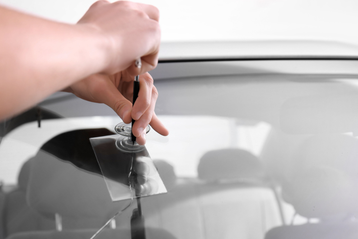 フロントガラスの擦り傷はどのようにつく？
