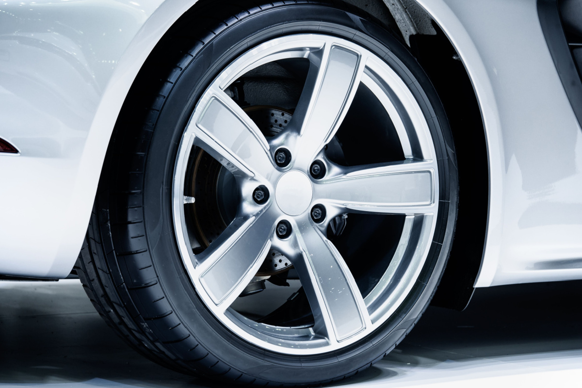 アルミホイールとスチールホイールの特徴とは？