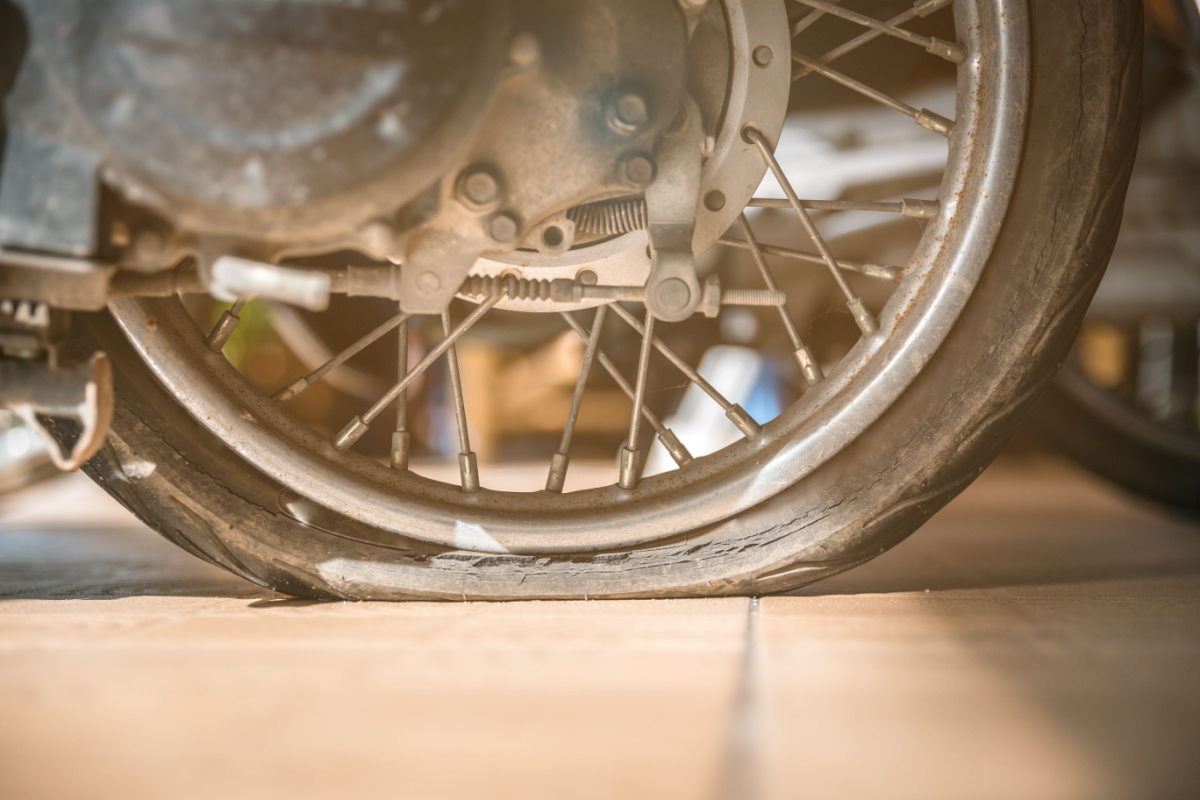 バイクタイヤのひび割れの原因とは？