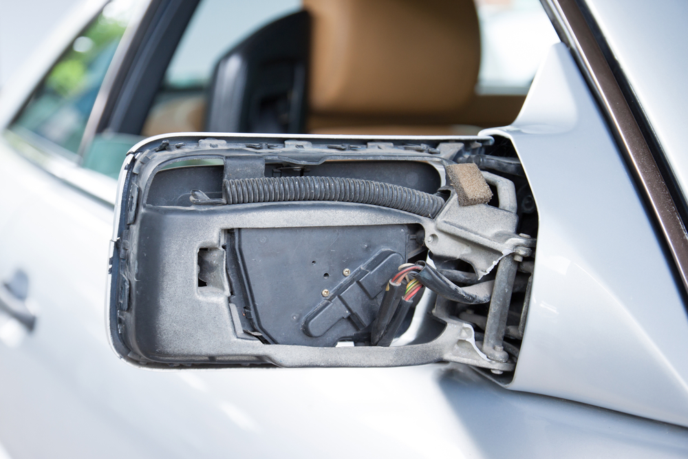 ドアミラーの割れや故障は業者で修理