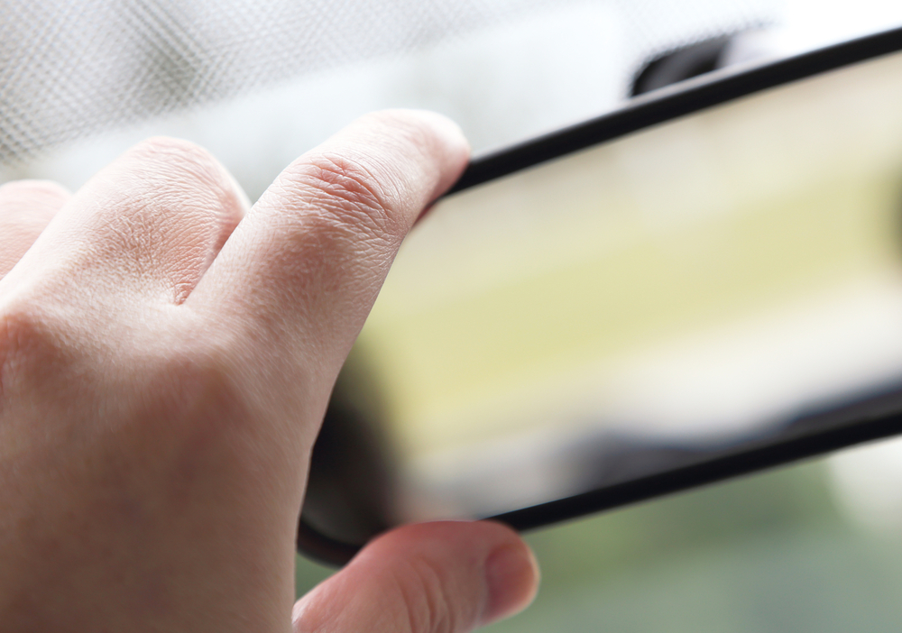 ルームミラーに傷がついたときの対処法は？