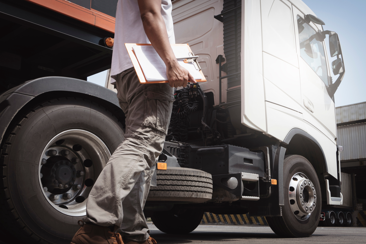 商用車の車検の期間や通し方は？