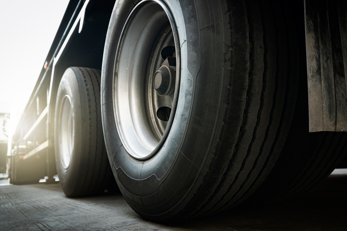 トラック用タイヤのトレッドパターンとは？