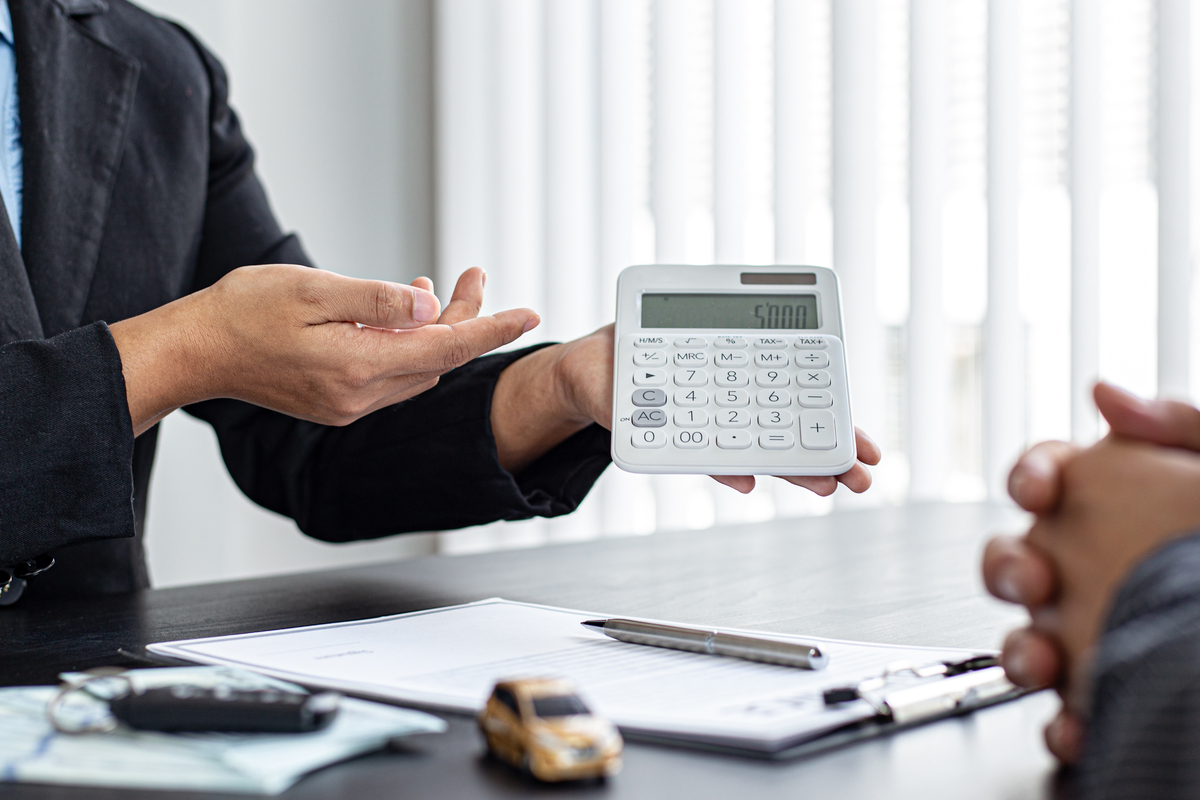 自動車保険は、一括払いと分割払いのどちらがよい？