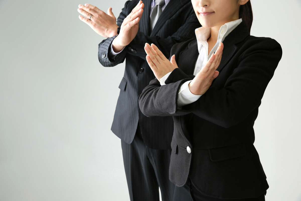 車に発炎筒を装備しないと罰則がある？