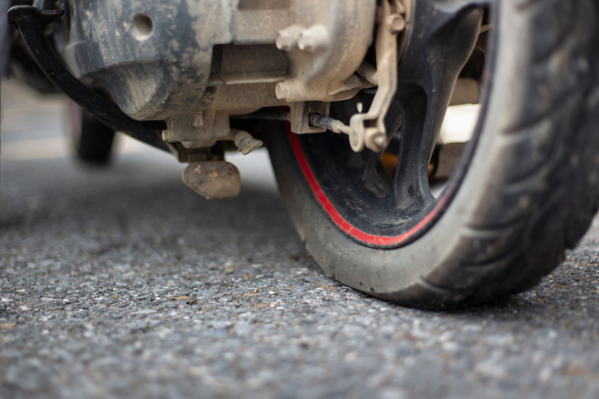 ひび割れたバイクタイヤの交換方法