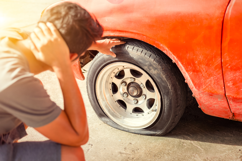 タイヤの修理はどこまで自分でできるでしょうか | コスモ石油販売