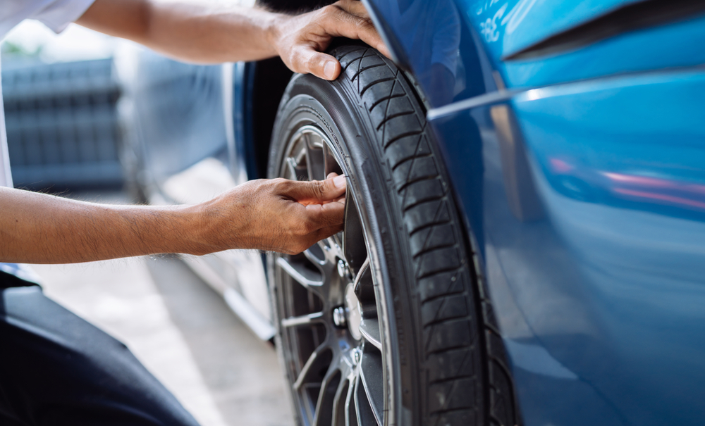 タイヤのバルブ交換の時期は 工賃はいくらかかる コスモ石油販売