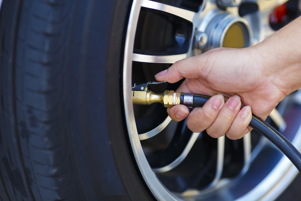 タイヤのバルブ交換の時期は 工賃はいくらかかる コスモ石油販売