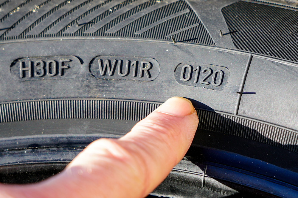 安全なドライブのために タイヤの側面をチェックしよう コスモ石油販売