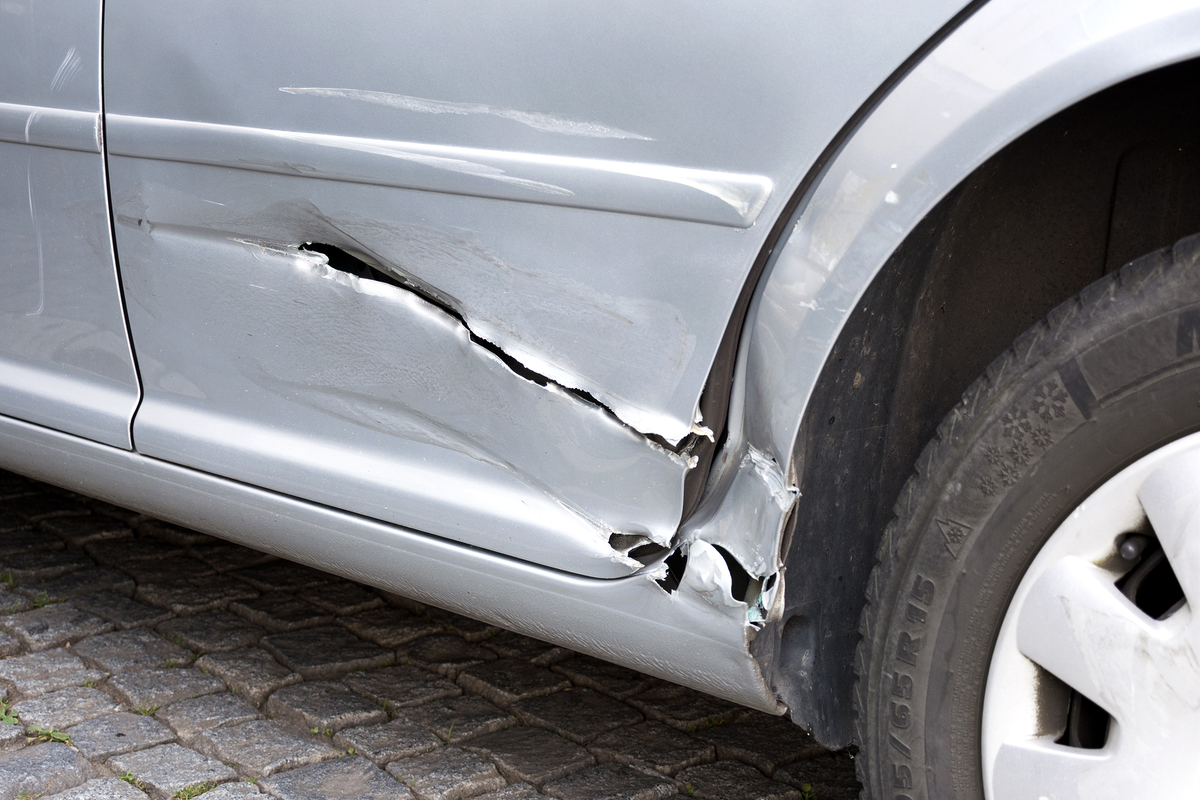 知っておきたい、車のドアについた傷の修理方法と費用の相場