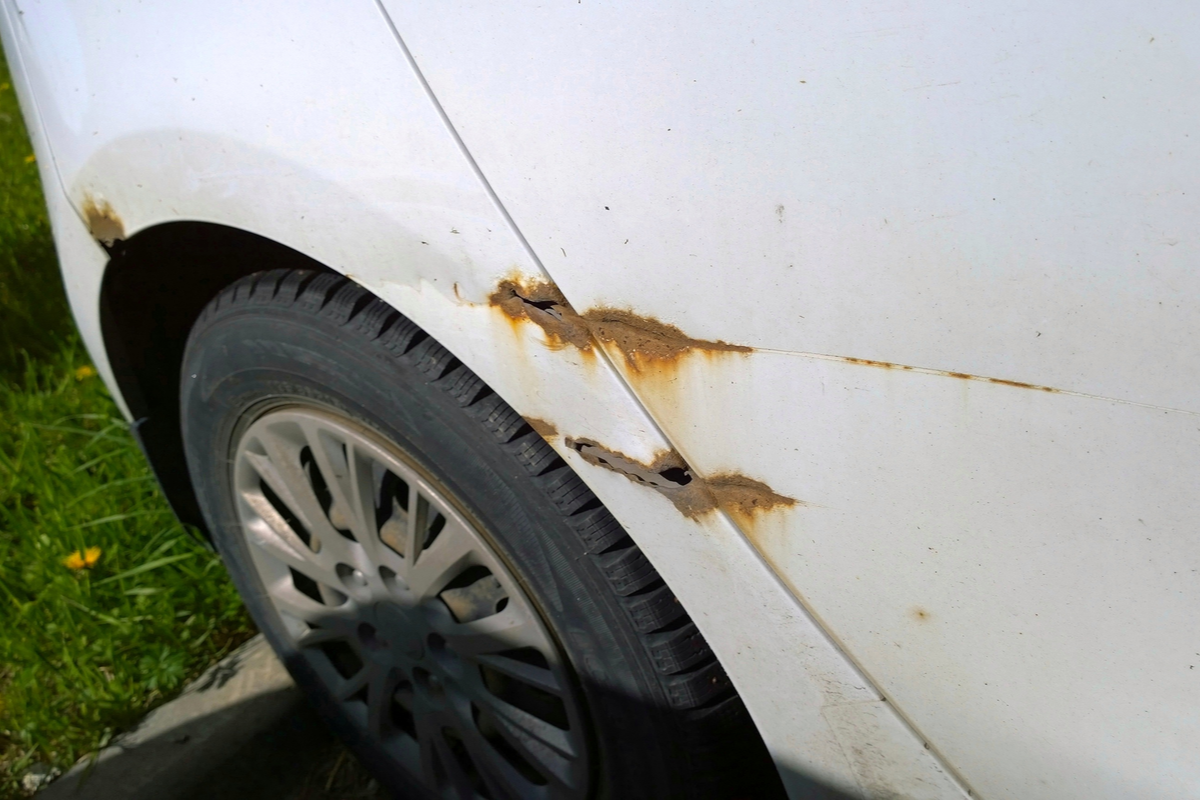 車のドアについた傷の修理費用は高い？