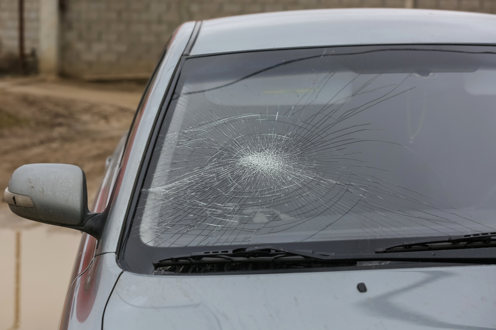 車のガラス割れの原因と対処法は？