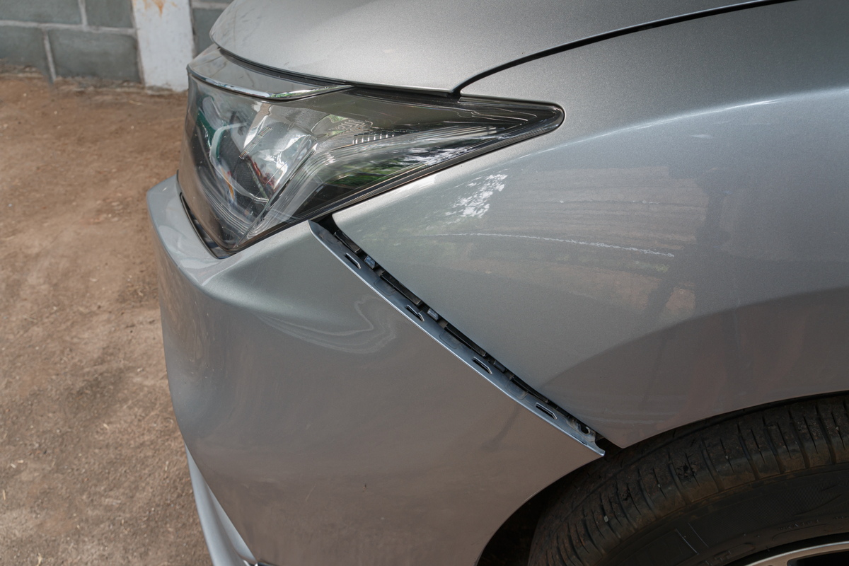 うっかり擦った車の傷、自分で直す？業者に相談するべき？