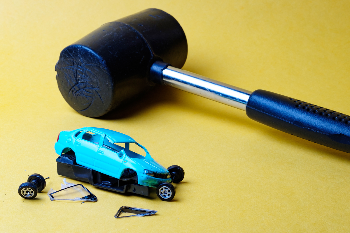 車の擦り傷を修理する方法は？