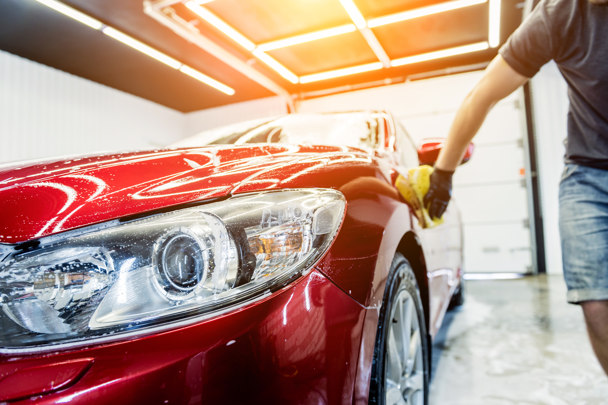 車に洗車傷がつく原因は？　防ぐ方法はある？